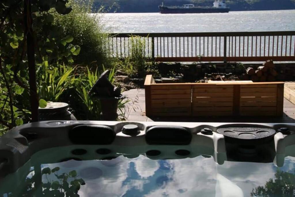 Om Chalet 2 Avec Spa Et Foyer Borde Du Fleuve Saint-Pierre-de-l'Ile-d'Orleans ภายนอก รูปภาพ