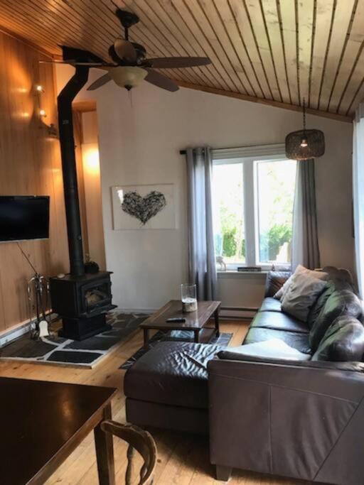 Om Chalet 2 Avec Spa Et Foyer Borde Du Fleuve Saint-Pierre-de-l'Ile-d'Orleans ภายนอก รูปภาพ